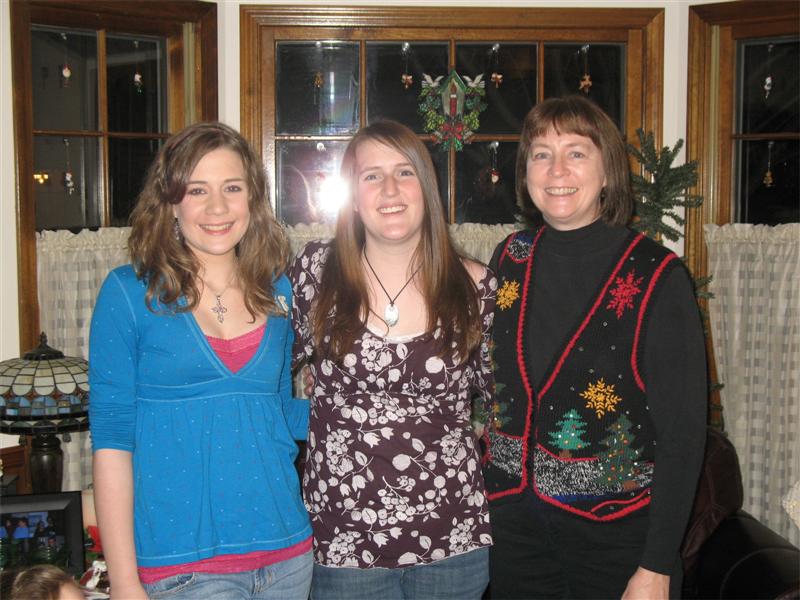 Jenny with her sister (and maid of honor), Becky, and mother, Cheryl.